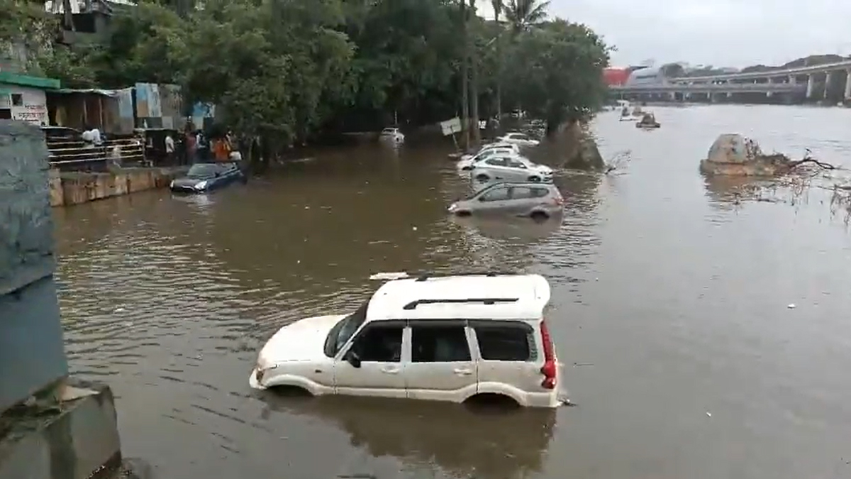 Pune Rain: खडकवासला धरणातून 35310 क्यूसेक पाण्याचा विसर्ग; नदीपात्रात अडकल्या गाड्या