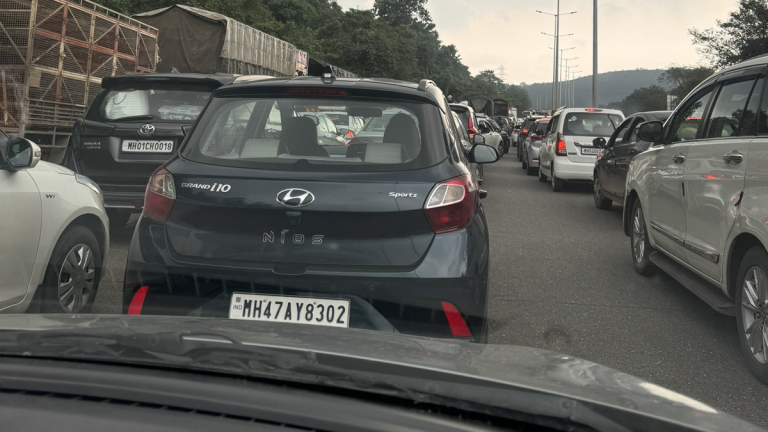 Mumbai Pune Expressway: सलगच्या सुट्ट्यांमुळं मुंबई-पुणे एक्सप्रेस-वे वर ट्राफिक जाम; सोशल मीडियावर नागरिकांच्या संतप्त पोस्ट