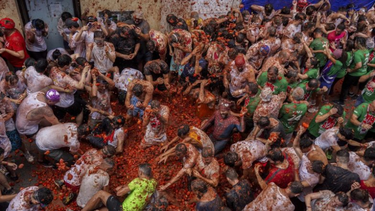 La Tomatina Festival 2024: स्पेनच्या बुनोल शहरात साजरा झाला वार्षिक 'ला टोमॅटिना' फेस्टिव्हल; एकमेकांवर फेकले गेले हजारो टोमॅटो (Watch Videos)