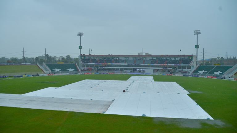 Pakistan vs Bangladesh, 2nd Test Day 1: पाकिस्तान विरुद्ध बांगलादेश सामन्यात पावसाचा खेळ;  खेळपट्टी ओली असल्याने नाणेफेकीला उशीर