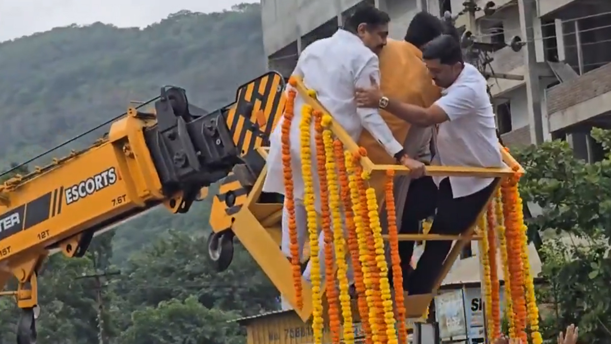 Video: छत्रपती शिवाजी महाराजाच्या पुतळ्याला पुष्पहार अर्पण करताना क्रेनमध्ये बिघाड; रोहिणी खडसे, जयंत पाटील थोडक्यात बचावले