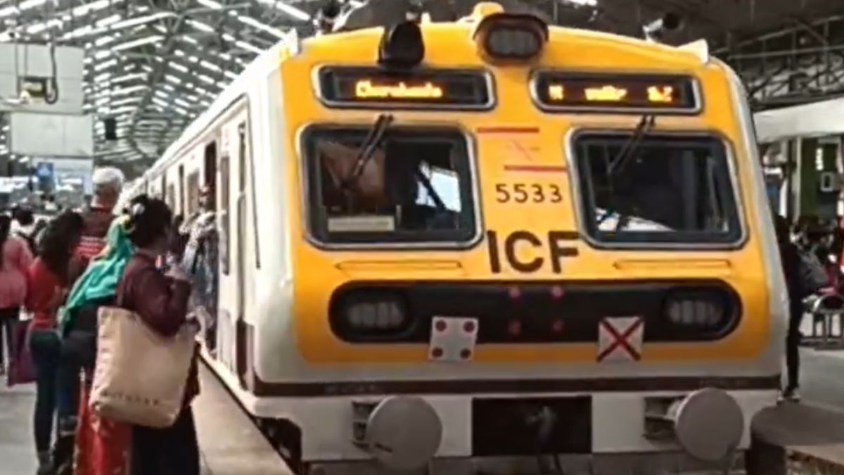 AC Locals With Auto Doors For Mumbai: भाडेवाड न करता मुंबईतील सर्वच लोकल होणार वातानुकुलीत, देवेंद्र फडणवीस यांची घोषणा