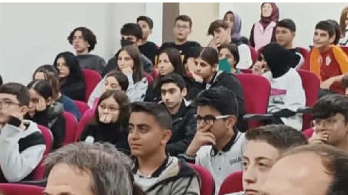 NEET UG 2025 on May 4: विद्यार्थ्यांनो लक्ष द्या! 4 मे रोजी नीट यूजी 2025 परीक्षा; जाणून घ्या आवश्यक कागदपत्रे, ड्रेस कोड आणि प्रतिबंधित वस्तू