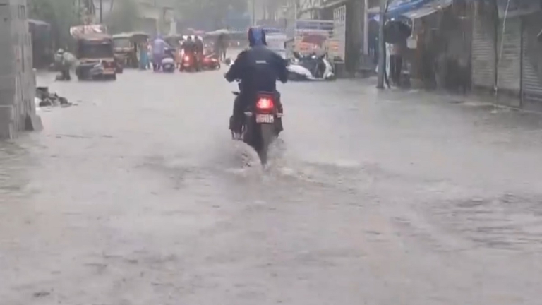 Mumbai Rain Update: मुंबईकरांनो काळजी घ्या! 24-25 ऑगस्ट रोजी शहरात मुसळधार पावसाचा इशारा