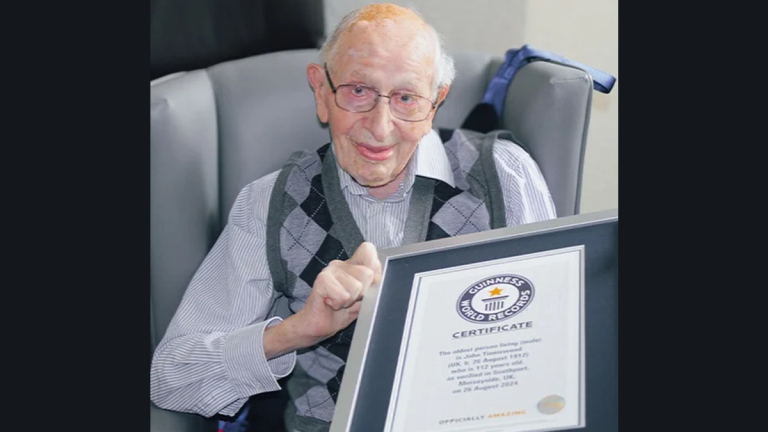 Oldest Living Man's 112th Birthday: यूकेच्या  Southport मध्ये John Alfred Tinniswood,जगातला सर्वात वृद्ध व्यक्तीने साजरा केला 112 वा वाढदिवस