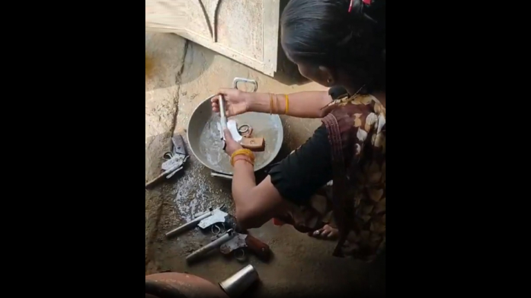 Woman Washing Pistols: बेकायदेशीर शस्त्रास्त्र कारखान्यात पिस्तूल धुणाऱ्या महिलेची ध्वनिचित्रफीत व्हायरल (Watch Video)