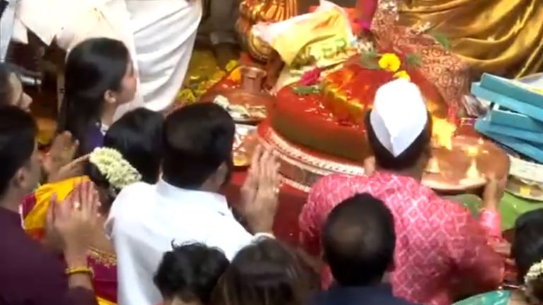 CM Eknath Shinde Visit Lalbaghcha Raja: मुख्यमंत्री एकनाथ शिंदे सहकुटुंब लालबागच्या राजाच्या चरणी नतमस्तक (Watch Video)