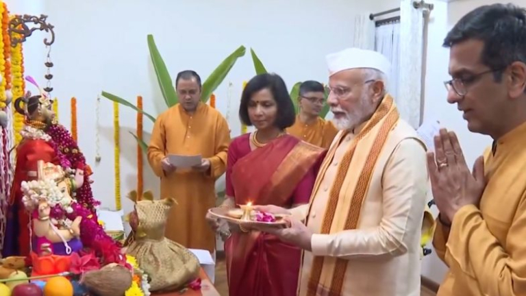 Ganapati Poojan: पीएम नरेंद्र मोदी यांनी भारताचे सरन्यायाधीश DY Chandrachud यांच्या घरी गणपती पूजनाला लावली हजेरी; स्वतः केली आरती (Watch Video)