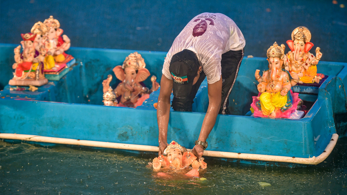 Ganesh idols Immersed on Second Day: मुंबईत रविवारी 62,000 हून अधिक दिड दिवसांच्या गणेश मूर्तींचे विसर्जन