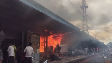 Fire Breaks Out At Bengal's Ghutiari Sharif Railway Station: पश्चिम बंगालमधील घुटियारी शरीफ रेल्वे स्टेशनला आग; अनेक दुकाने जळून खाक (Watch Video)