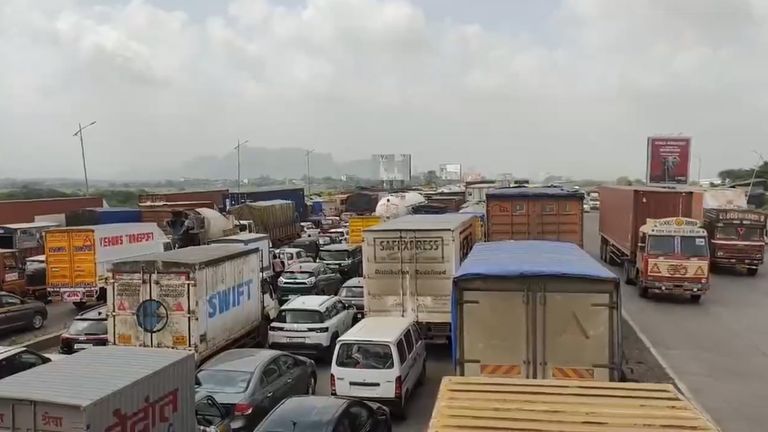 Traffic Jam on Bhiwandi-Nashik Highway: भिवंडी-नाशिक महामार्गावर वाहतूक कोंडी; 3 तासांपासून वाहने एकाच जागी (Watch Video)