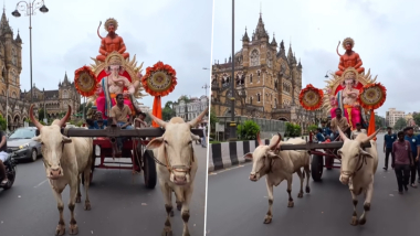 Ganpati Bappa on Bullock Cart: मुंबईच्या रस्त्यावर थेट बैलगाडीतून बाप्पाचे आगमन; व्हायरल व्हिडीओवर नेटकऱ्यांकडून कमेंटचा पाऊस (Watch Video)