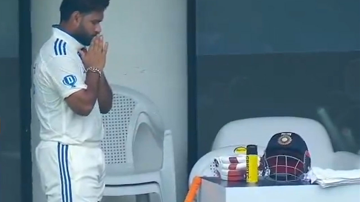 Rishabh Pant Prayer Helmet: हेल्मेट आणि ग्लोव्हजची पूजा, ऋषभ पंतची खास शैली चाहत्यांना भावली; Photo Viral