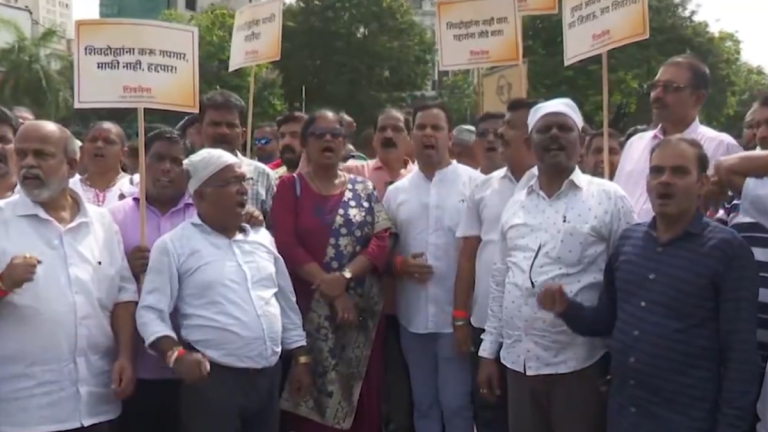 MVA Protest in Sindhudurg over Shivaji Maharaj Statue Collapse: 'शिवद्रोह्यांना करू गपगार, माफी नाही हद्दपार'; एमव्हीएकडून मुंबईत फलकबाजी