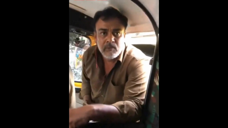 Autorickshaw Driver Slapped  Woman Passenger: भाडे रद्द केल्याने ऑटोचालकाने महिला प्रवाशाच्या कानाखाली मारली, व्हिडिओ व्हायरल