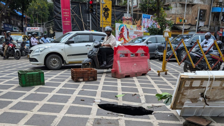 Road Caves-In near Siddhivinayak Temple: प्रभादेवी जंक्शन जवळ रस्त्यात मोठा खड्डा; कारचं चाक अडकलं (Watch Video)