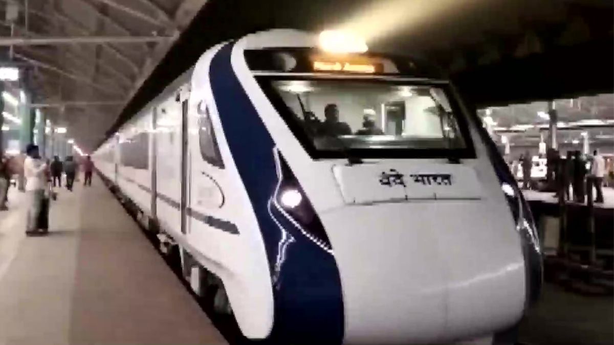 Stone Pelting on Vande Bharat Express: वंदे भारत एक्स्प्रेसवर दगडफेक; खिडक्यांच्या काचा तुटल्या, छत्तीसगडमध्ये ट्रायल रनदरम्यान घडली घटना