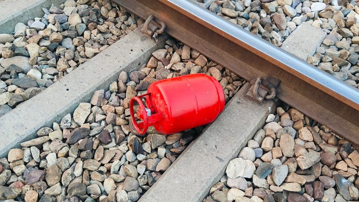 Gas Cylinder Found On Train Route: रुरकीमध्ये लष्कराच्या ट्रेन मार्गावर सापडला गॅस सिलिंडर; लोको पायलटने तातडीने लावला इमर्जन्सी ब्रेक लावला, चौकशी सुरू