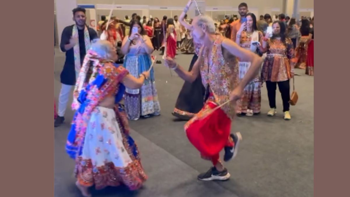 Elderly Couple's Enthusiastic Dandiya Dance: वृद्ध जोडप्याचा दांडिया नृत्याचा व्हिडिओ व्हायरल, सोशल मीडियावर वय केवळ आकडा असल्याची भावना