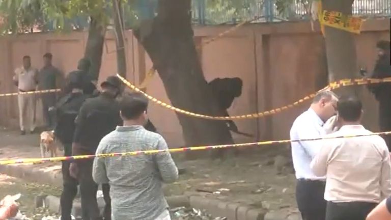 Blast Outside CRPF School in Delhi: दिल्ली मध्ये शाळेबाहेर मोठा स्फोट; Forensic Team, NSG Commandos दाखल