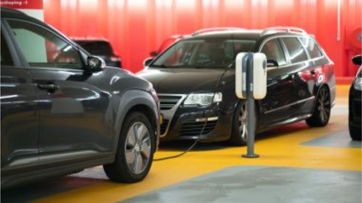 Tax on High-End EVs: इलेक्ट्रिक वाहनांवरील अधिकचा 6% कर आकारण्याचा प्रस्ताव फडणवीस सरकार कडून मागे