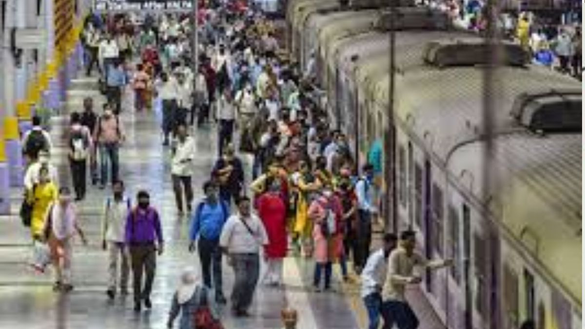 लवकरच वेटिंग लिस्ट वर असणार्‍या रेल्वे प्लॅटफॉर्म  वर नो एंट्री! रेल्वेमंत्री  Ashwini Vaishnaw यांनी संसदेत दिली माहिती
