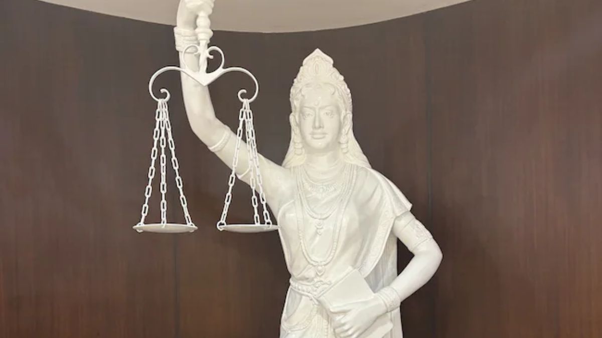New Justice Statue In Supreme Court: न्यायदेवतेच्या डोळ्यावरची पट्टी काढली, हातात तलवारीच्या जागी संविधान; सर्वोच्च न्यायालयात न्यायदेवतेचा नवा पुतळा