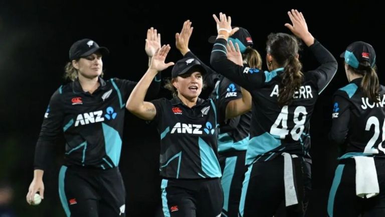 India Women vs New Zealand Women, 4th Match Live Score Update: पॉवरप्लेमध्ये भारताने गमावल्या तीन विकेट, कर्णधार हरमनप्रीत कौरने केले निराश