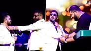 चाहता असावा तर असा! Mika Singh ला पाकिस्तानी व्यक्तीने दिल्या कोट्यवधींच्या भेटवस्तू; रोलेक्स घड्याळ आणि हिऱ्याची अंगठी, सोन्याच्या चेनचा समावेश (Video)