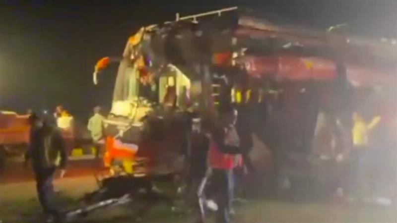 Uttar Pradesh Accident: उत्तर प्रदेशातील अलिगडमधील यमुना एक्सप्रेसवेवर बस आणि ट्रकची धडक; 5 ठार, 15 जखमी