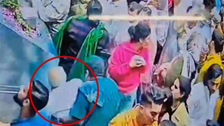 Sudden Death Caught on Camera in Mathura: देवाचे दर्शन करण्यासाठी रांगेत उभे असलेला वृद्ध भाविक कोसळला, काही क्षणातच मृत्यू (Watch Video)