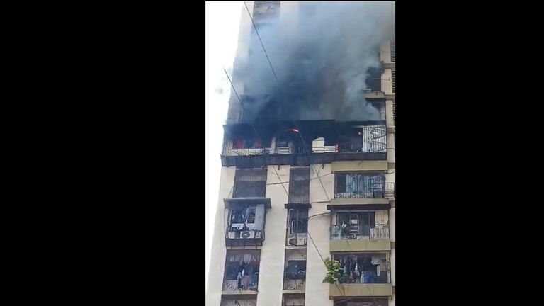 Massive Fire in Dongri: दाक्षिण मुंबई मध्ये डोंगरी भागात रहिवासी इमारती मध्ये भडकली आग (Watch Video)