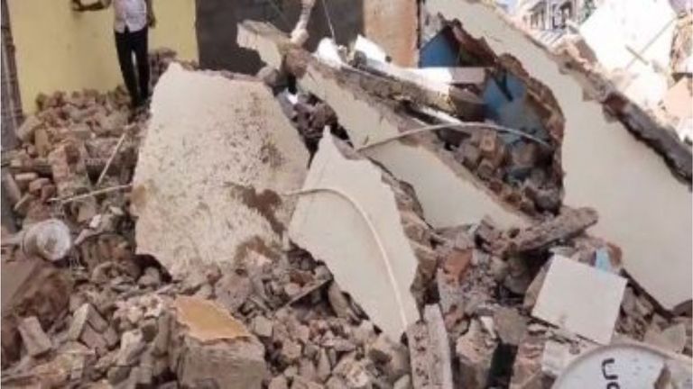 Karnataka Building Collapse: कोलारच्या बांगारापेट शहरात नूतनीकरणादरम्यान 3 मजली इमारत कोसळली; कोणतीही जीवितहानी नाही (Watch Video)