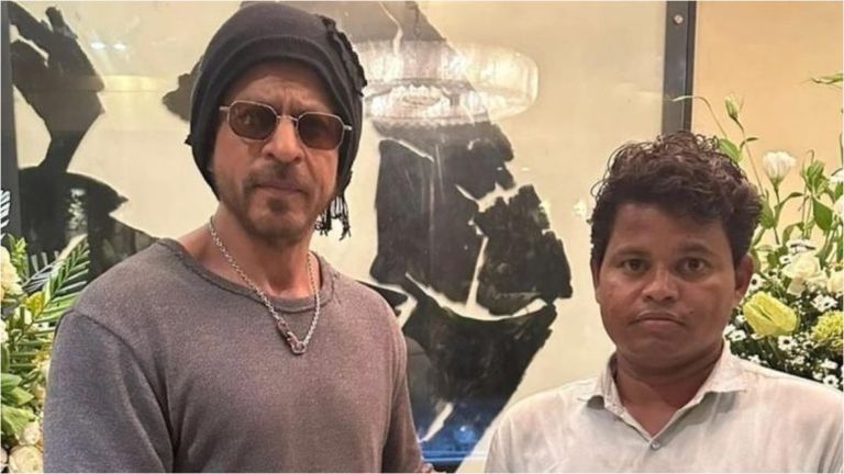 Shah Rukh Khan Greets Devoted Fan: शाहरुख खानच्या जबरा चाहत्याची इच्छा पूर्ण; 95 दिवस 'मन्नत'बाहेर थांबलेल्या व्यक्तीची किंग खानने घेतली भेट