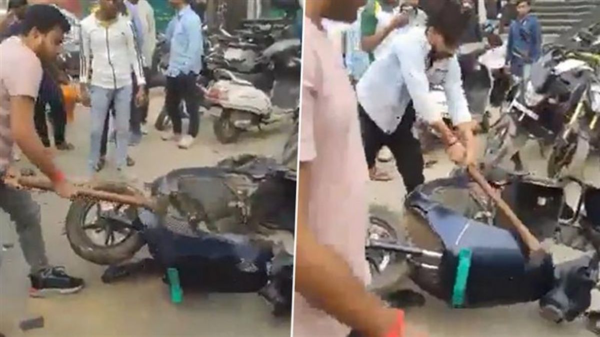 Ola Scooter Smash With Hammer: नव्या ओला स्कूटीच्या पहिल्या सेर्वीसचे 90 हजारांचे बील...पठ्ठ्याने संतापाच्या भरात शोरूमसमोरच दुचाकी फोडली (Video)