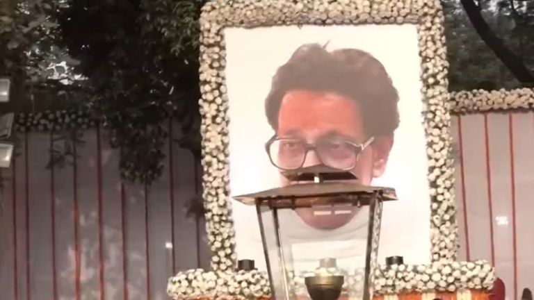 Balasaheb Thackeray Death Anniversary: बाळासाहेब ठाकरे यांचा आज स्मृतिदिन; शिवसैनिकांकडून शिवाजी पार्क वर स्मृतिस्थळी रीघ (Watch Video)