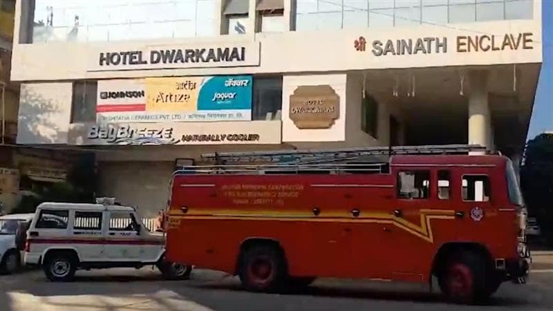 Bomb Threat Dwarka Hotel At Nagpur: नागपूरमधील बसस्थानकाजवळील द्वारका हॉटेलला बॉम्बची धमकी; अधिकारी अलर्टवर (Watch Video)