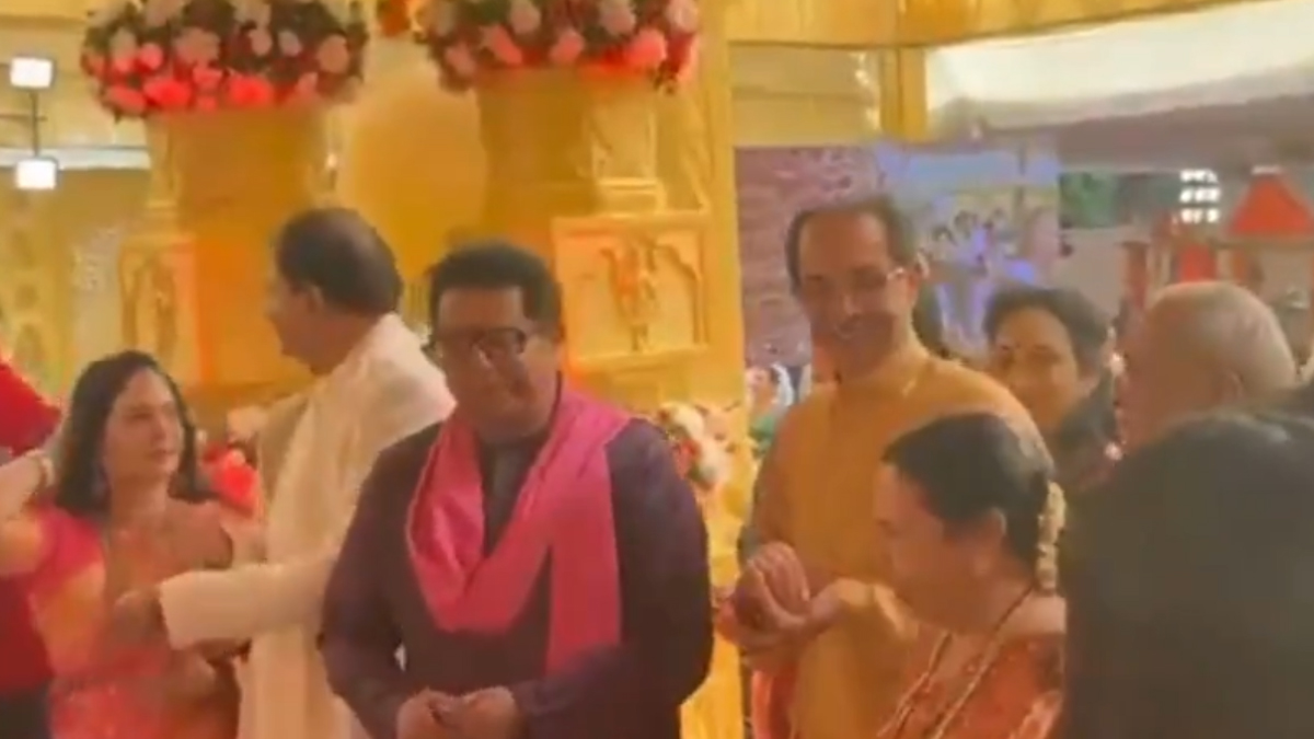 Raj Thackeray And Uddhav Thackeray Together: दादरमध्ये नातेवाईकाच्या लग्नात एकत्र दिसले राज ठाकरे आणि उद्धव ठाकरे; एकमेकांशी केल्या कानगोष्टी, पहा व्हिडिओ