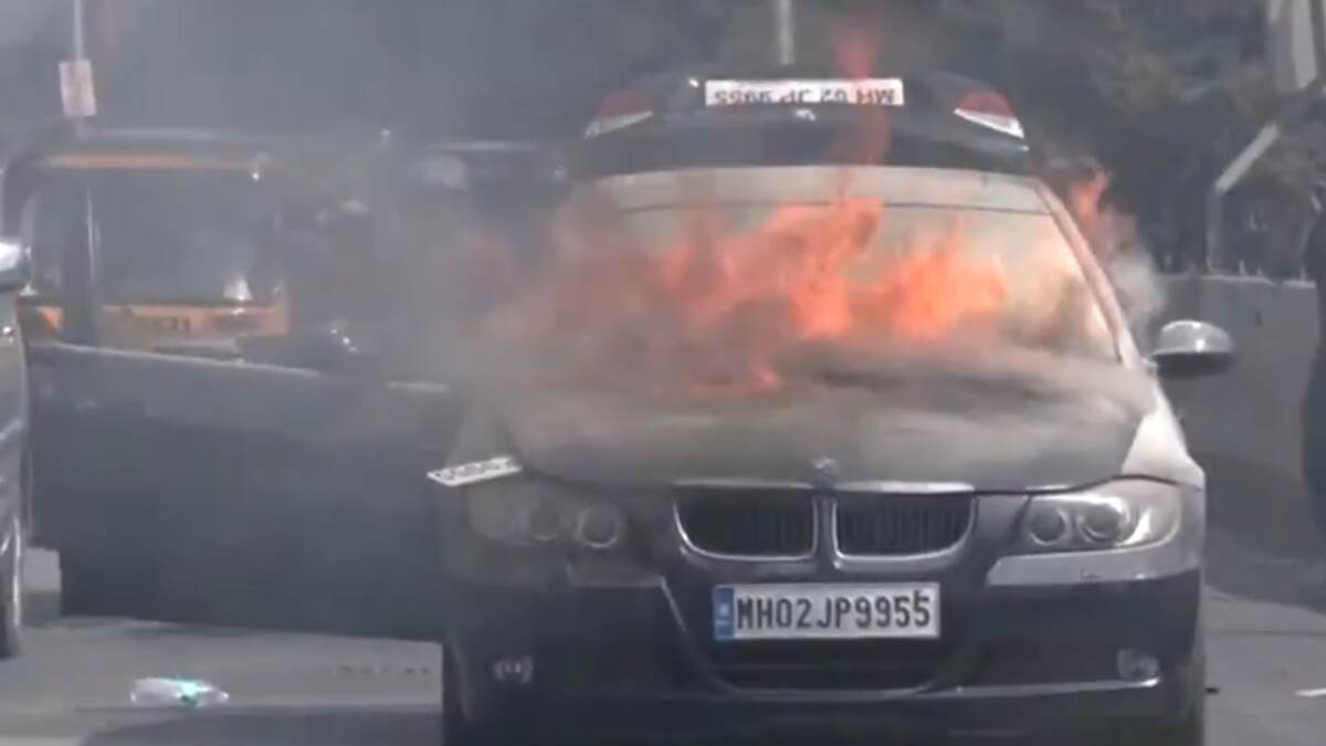 Car Caught Fire On Jogeshwari Bridge: मुंबईतील जोगेश्वरी पुलावर कारला भीषण आग, पहा व्हिडिओ