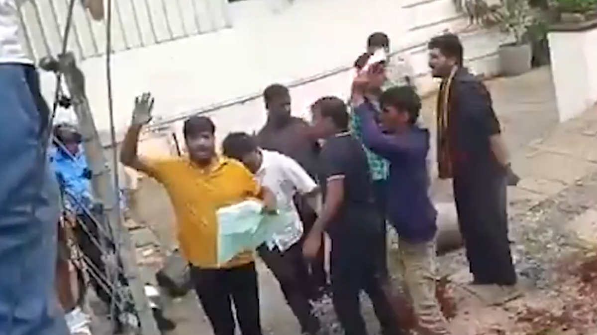 Tomatoes, Stones Pelted At Allu Arjun’s Residence: अल्लू अर्जुनच्या हैदराबादमधील घरावर हल्ला; हल्लेखोरांनी टोमॅटो, दगडफेक करत केले नुकसान