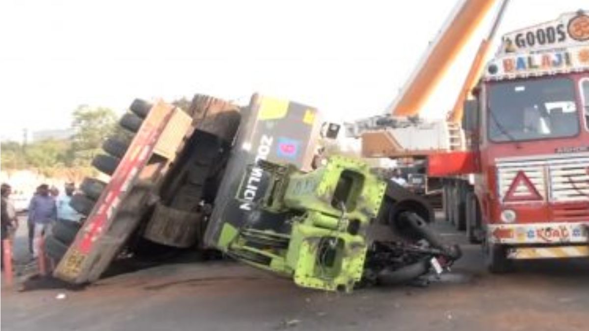Mumbai: विक्रोळी येथे इस्टर्न एक्स्प्रेस हायवेवर ट्रेलरवरून मशिन पडल्याने दुचाकीस्वार जखमी; ड्रायव्हरला अटक (Watch Video)