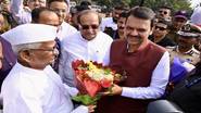 Devendra Fadnavis Meets Anna Hazare: देवेंद्र फडणवीस यांनी घेतली अण्णा हजारे यांची भेट, See Photos