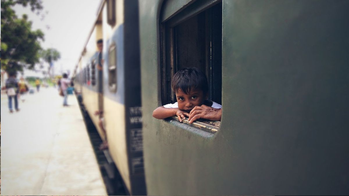 Konkan Railway Ro-Ro Train Service:  कोकण रेल्वे 'रो रो ट्रेन सर्व्हिस' चालवण्याच्या विचारात; आता कारही ट्रेन मधून  घेऊन जाता येणार