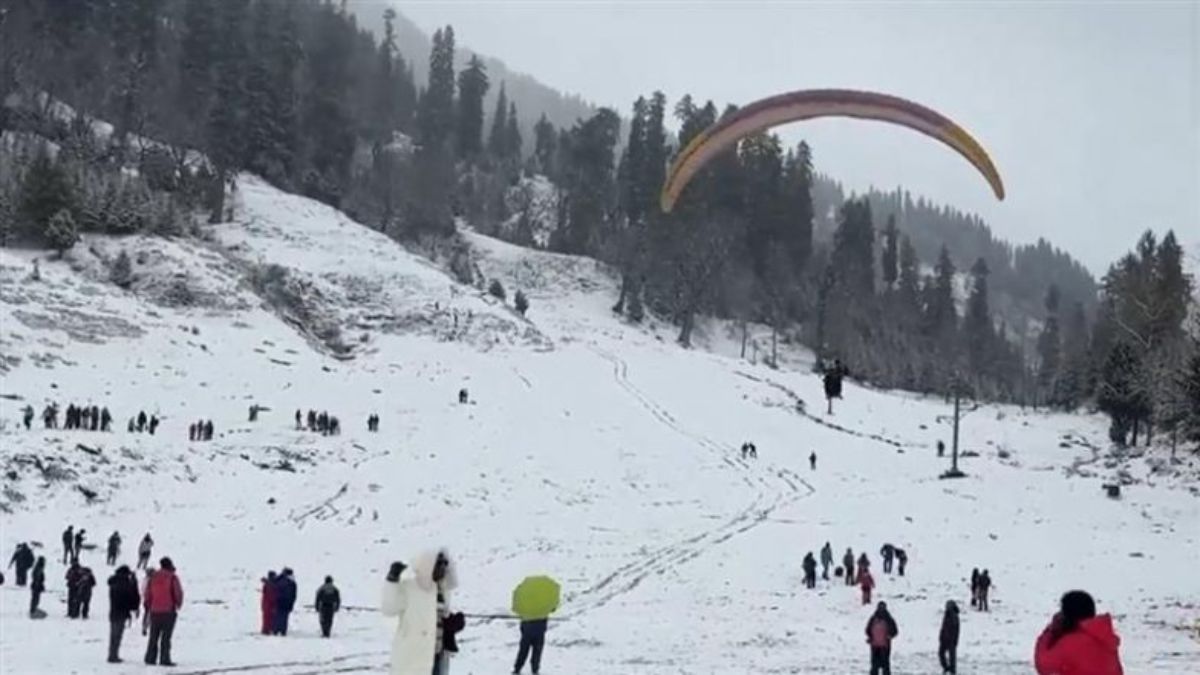 Snowfall in Manali: मनालीमध्ये 2024 चा पहिला हिमवर्षाव; बर्फाची सफेद चादर पाहून पर्यटक आनंदित (Watch Video)