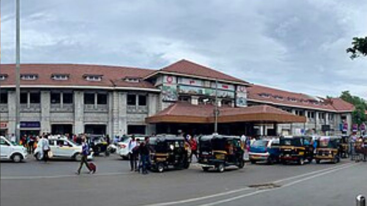 Bomb Threat at Pune Railway Station: पुणे रेल्वे स्थानकावर बॉम्बची धमकी निघाली खोटी; फसवा कॉल करणाऱ्या तरुणाला घेण्यात आले ताब्यात