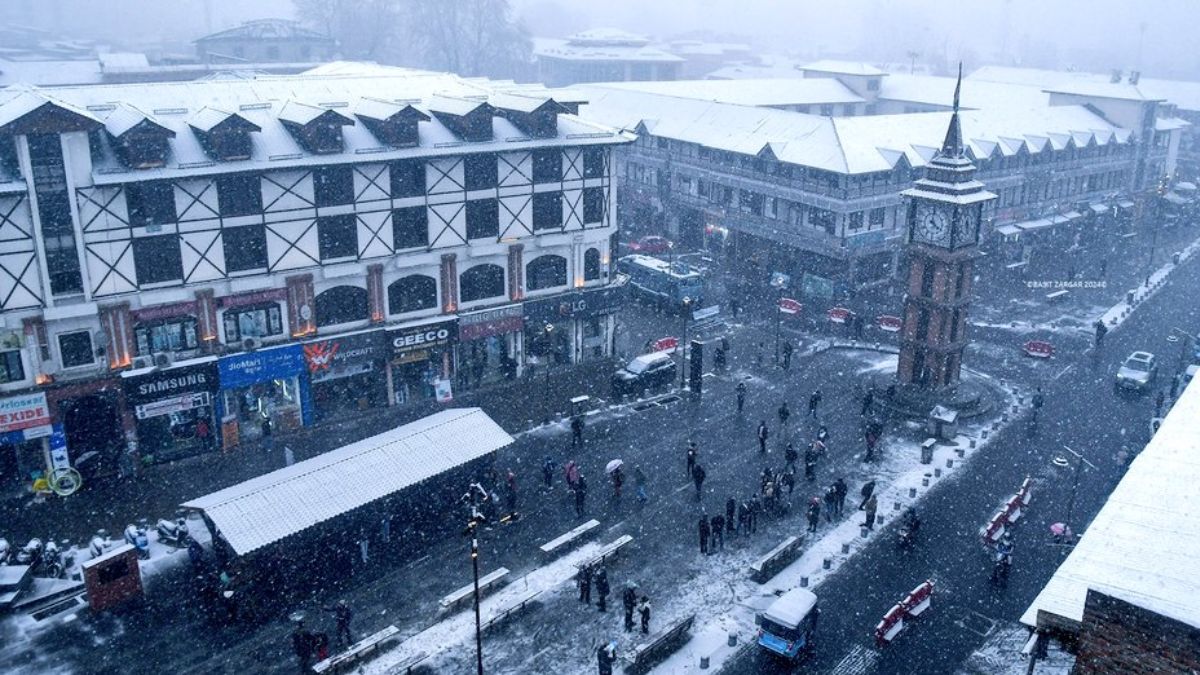 Snowfall in Jammu-Kashmir: श्रीनगरमधील रस्ते-रेल्वे वाहतूक ठप्प आणि विमानसेवा बंद, महामार्गावर 2000 लोक