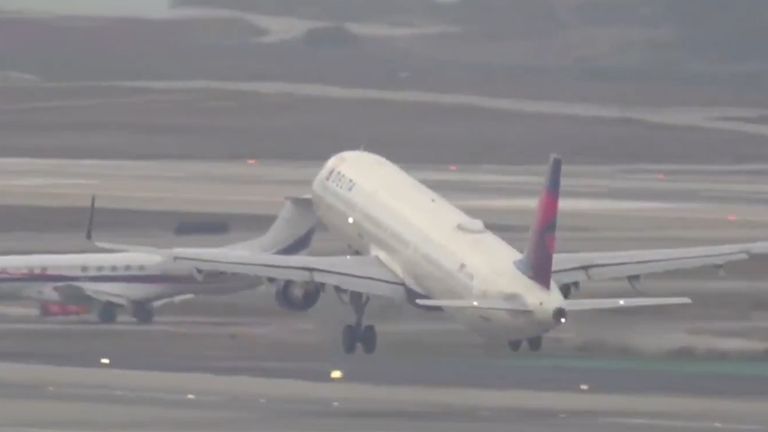 अमेरिकेमध्ये Los Angeles International Airport वर दोन विमानं जवळपास एकमेकांवर आदळण्याच्या स्थितीत; पहा हा थरारक क्षण  (Watch Video)