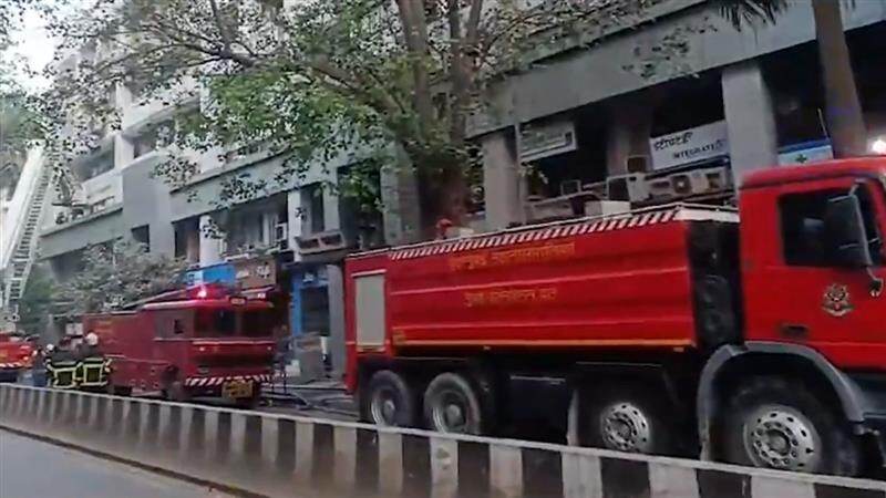 Fire At Kailash Plaza Building in Ghatkopar: घाटकोपरमधील कैलाश प्लाझा इमारतीच्या तिसऱ्या आणि चौथ्या मजल्यावर आग, घटनास्थळी अग्निशमन दलाच्या 5 गाड्या दाखल (Watch Video)