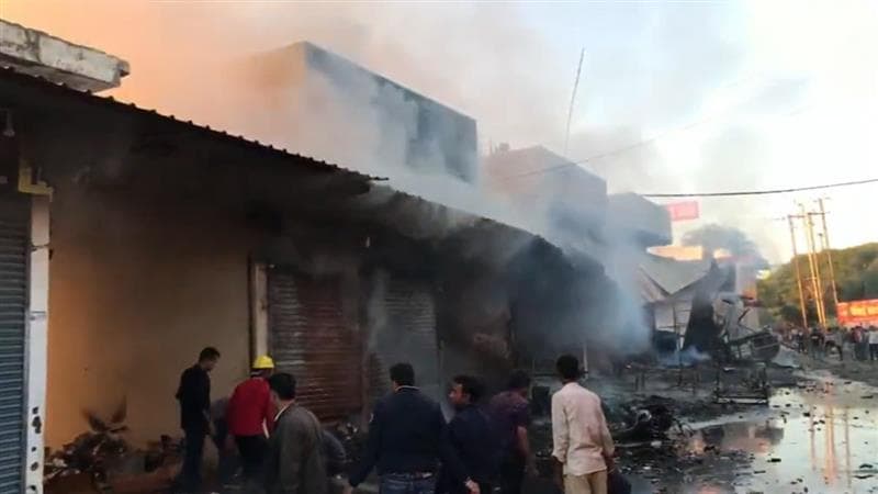 Fire At Firecracker Market In Jabalpur: जबलपूरमधील फटाका बाजारात भीषण आग; आगीत 10 हून अधिक दुकाने जळून खाक (Watch Video)