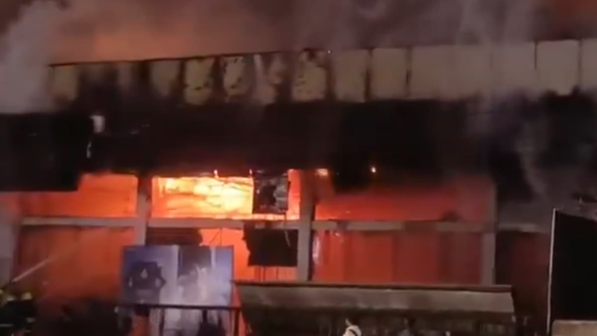 Hyderabad Fire: कोंडापूरमधील कार शोरूमला आग; 14 नव्या गाड्या जळून खाक (Video)